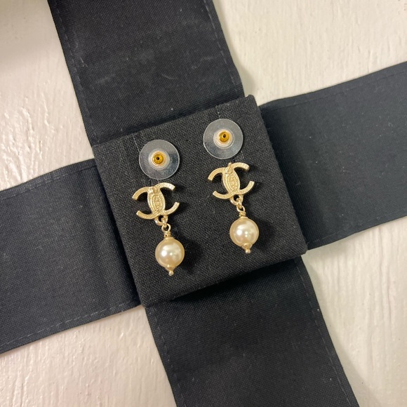 CHANEL CC CRYSTAL PEARL EARRINGS A23 V - Picture 4 of 5